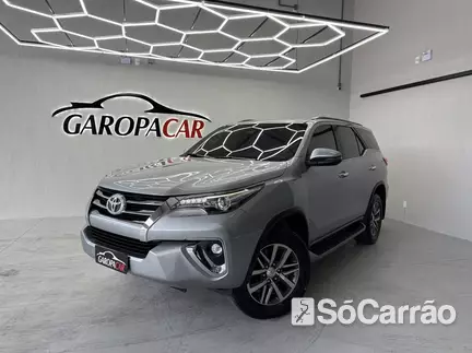 Toyota HILUX SW4 SRX 4X4 2.8 TB 7LUG AT na cor Prata em Garopaba / SC - 6682010