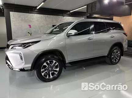 Toyota HILUX SW4 SRX 4X4 2.8 TB 7LUG AT6 na cor Prata em Londrina / PR - 6822485