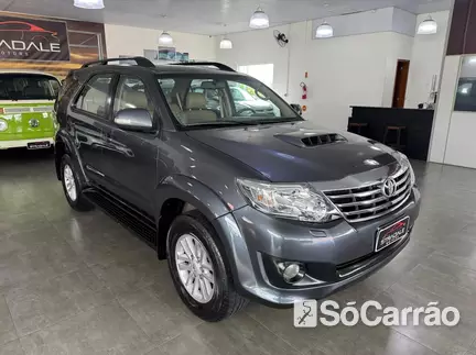 Toyota HILUX SW4 SRV 4X4 3.0 TB-IC 16V 7LUG AT na cor Cinza em Gaspar / SC - 6726037