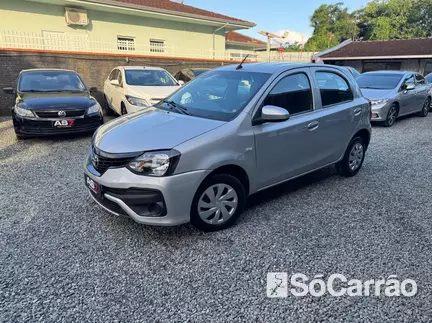Toyota ETIOS HATCH 1.3 16V na cor Prata em Joinville / SC - 6531533