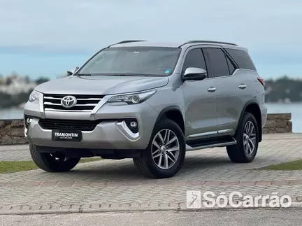 Toyota HILUX SW4 SRX 4X4 2.8 TB 7LUG AT6 na cor Prata em São José / SC - 6943818