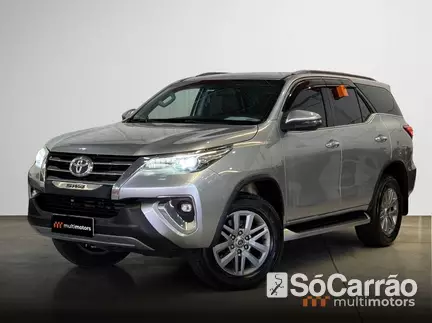 Toyota HILUX SW4 SRX 4X4 2.8 TB 5LUG AT na cor Prata em Curitiba / PR - 6933201