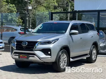 Toyota HILUX SW4 SRX 4X4 2.8 TB 7LUG AT6 na cor Prata em Curitiba / PR - 6983446