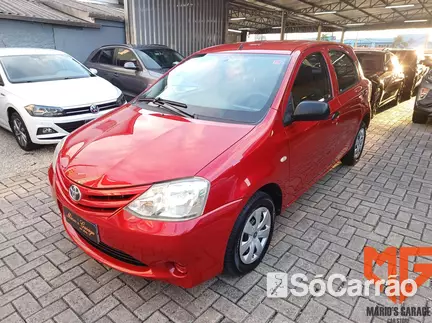 Toyota ETIOS HATCH X 1.3 16V na cor Vermelha em Blumenau / SC - 6950603